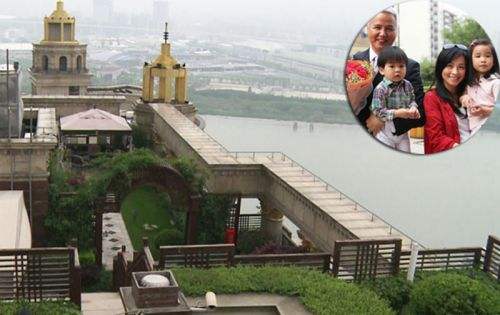 一家七口挤两个卧室,一家7口挤在一个大房子里