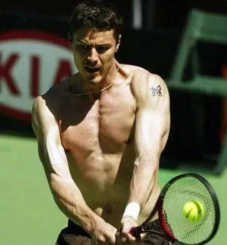 1055块球拍、百余万价值，同样摔拍为何他被称霸道总裁？