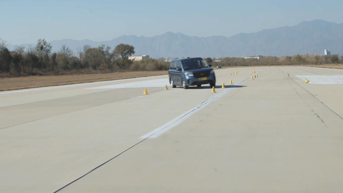 国民神车再升级试驾五菱宏光plus,最新款五菱宏光plus详细讲解