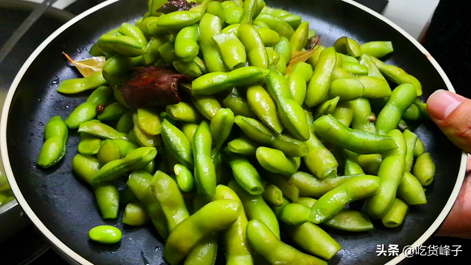 煮毛豆，最忌直接下锅煮，牢记3点，毛豆翠绿不发黄，好吃更入味