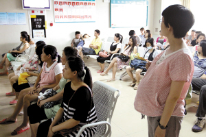 孕妈每天要喝多少水,孕妈多喝椰汁羊水干净