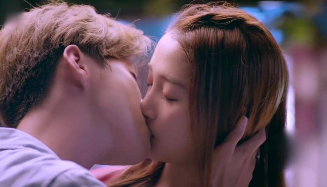 关晓彤素颜起床片段,关晓彤深夜秀香肩