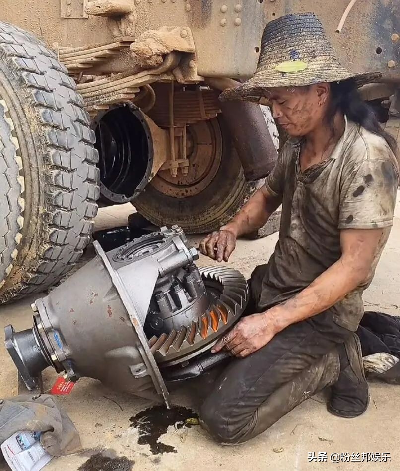 80后修车小哥辫子哥原版视频,70后辫子哥