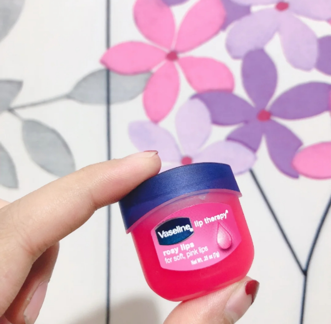 5款实力派润唇膏盘点,小甘菊和凡士林唇膏哪个好