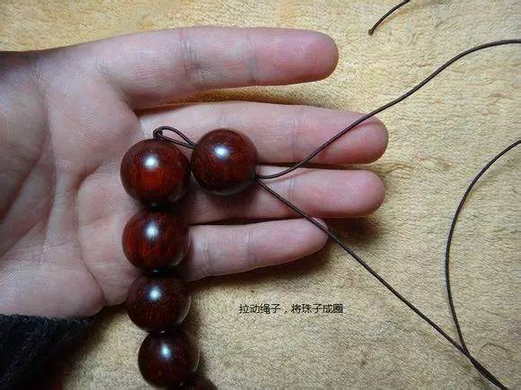 小叶紫檀单圈手串弹力绳打结方法,用弹力绳串小叶紫檀手串的教程