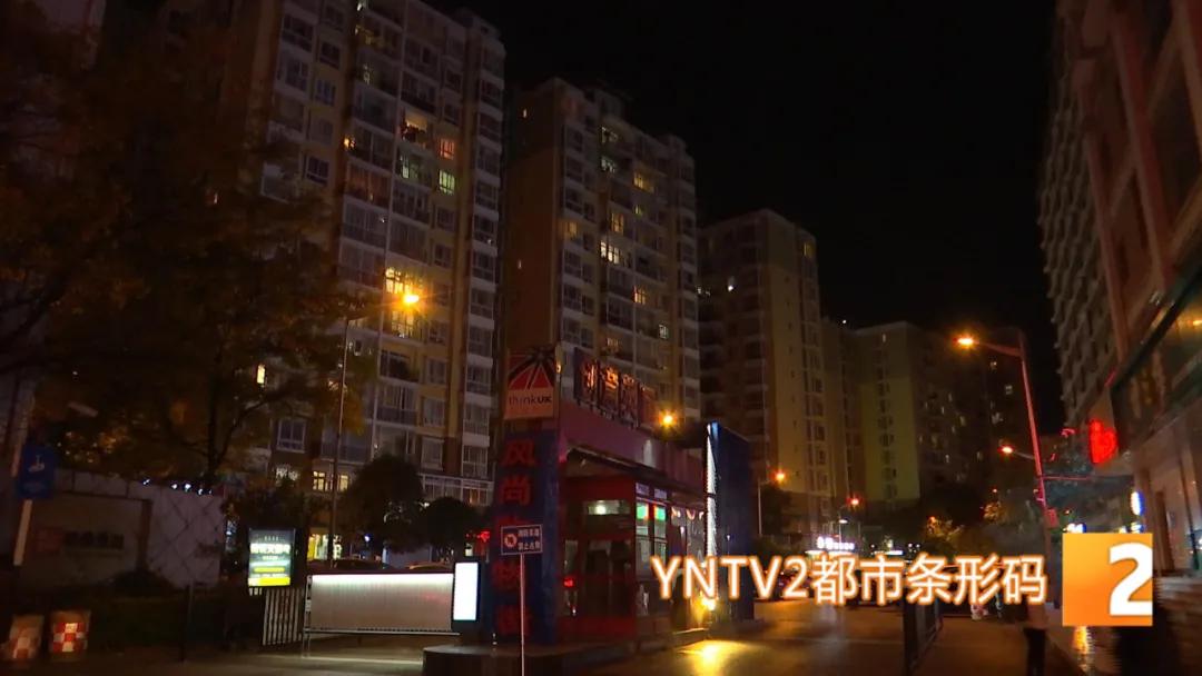 前挡风玻璃被石头砸碎,车车玻璃被砸碎