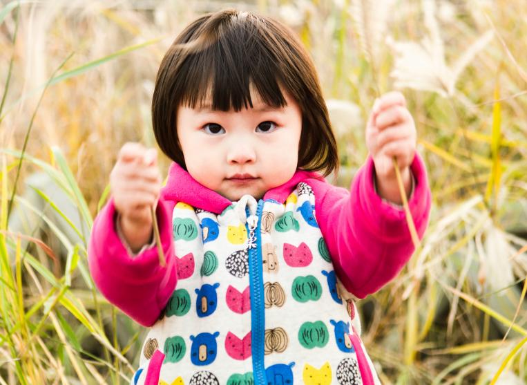 幼儿园孩子性格内向怎么正确引导,孩子很害羞不愿意和陌生人交流