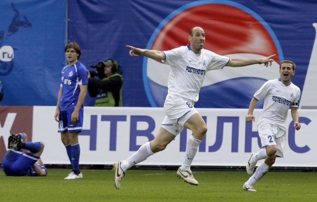 因为个子太高,天才前锋踢了12年守门员,画画位置成就传奇生涯