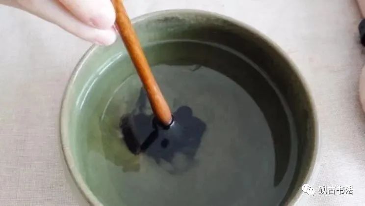 毛笔书法初学者如何洗笔,书法洗笔的正确方法