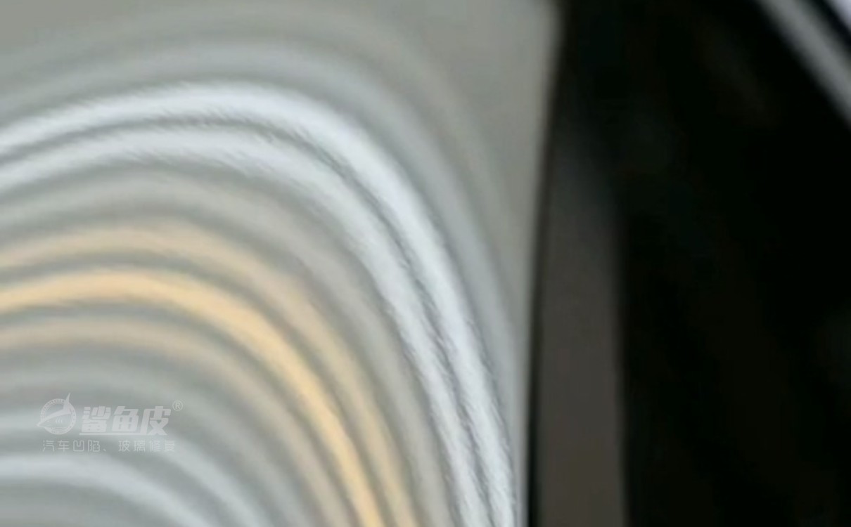 汽车a柱凹陷修复小窍门,运损车a柱有一个小坑