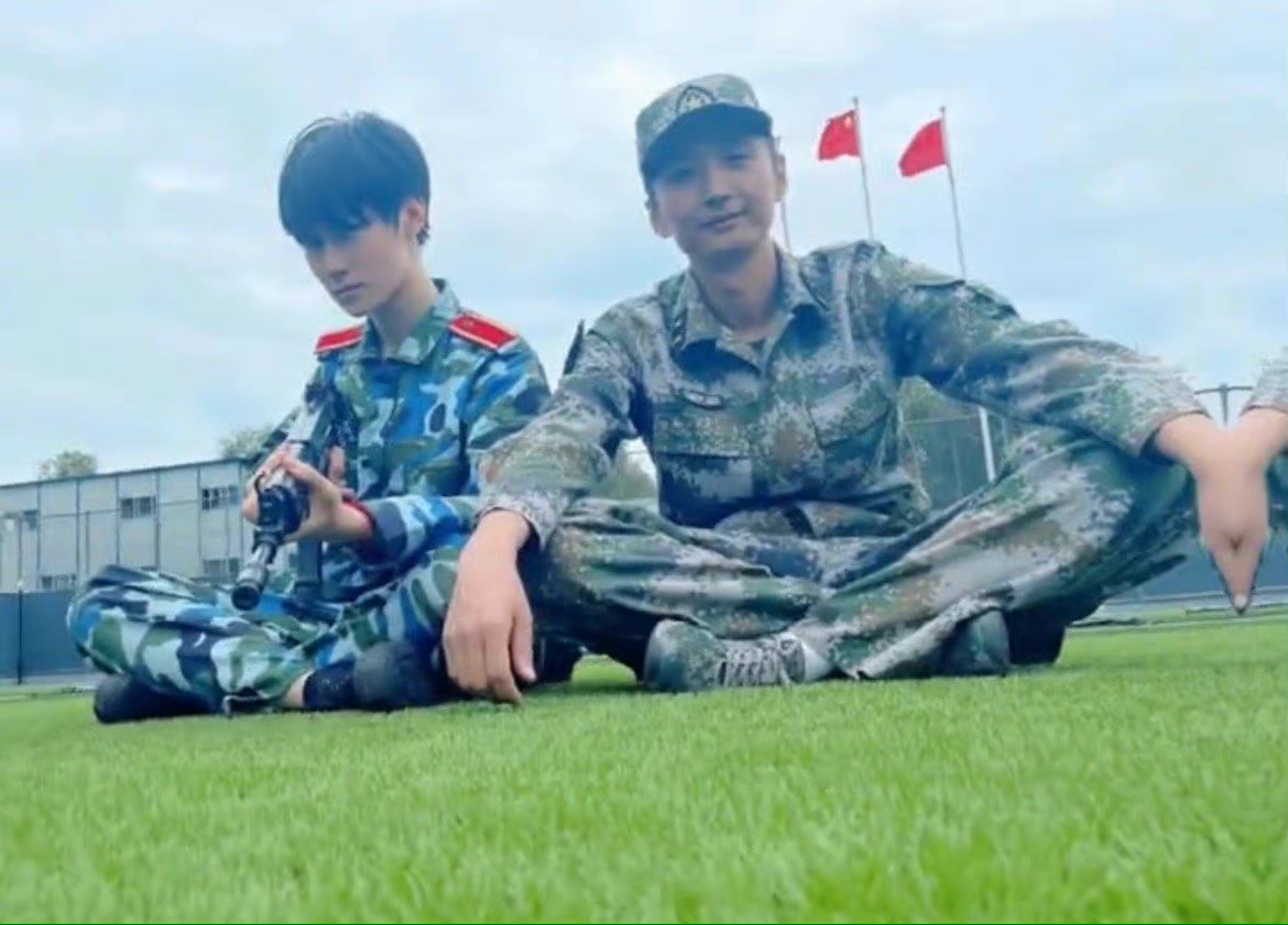 张真源军训中戏新生代表,张真源中戏军训表演视频