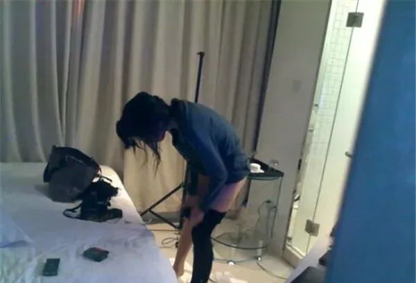 女生不雅照被曝光,引网友围观:拍了不就是要让人看的