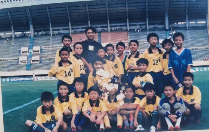 孩子体育场踢足球,小孩儿在篮球场上踢足球