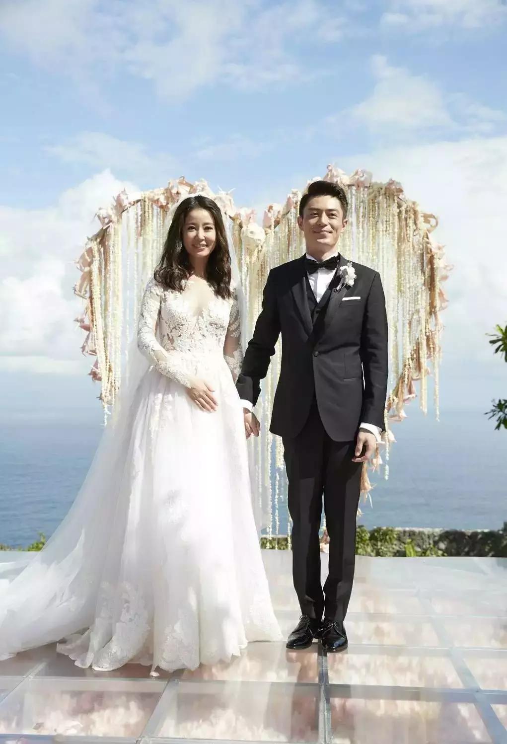 15万颗施华洛世奇水晶,eliesaab婚纱