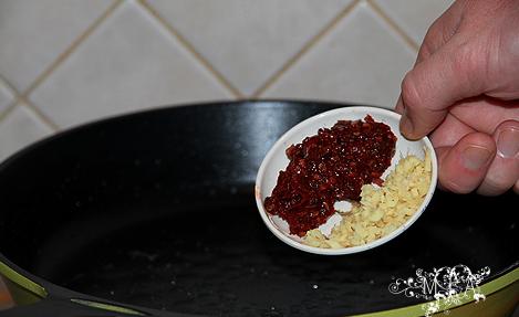 厨师长教大家来做麻辣豆腐鱼，做法简单，年夜饭必备的一道美食！