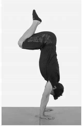 瑜伽倒立的好处及正确的倒立方法,床头倒立的好处及正确的倒立方法