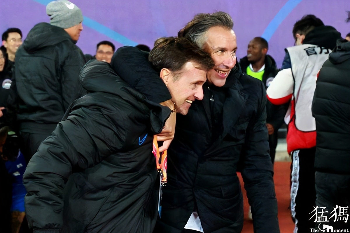 建业队员哈维尔去哪了,建业主帅哈维尔再给球员训话