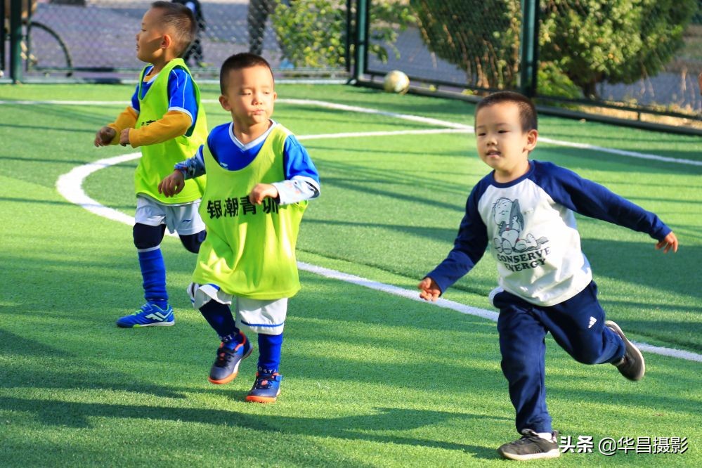 小孩足球训练15秒短视频,儿童足球爆发力和速度训练