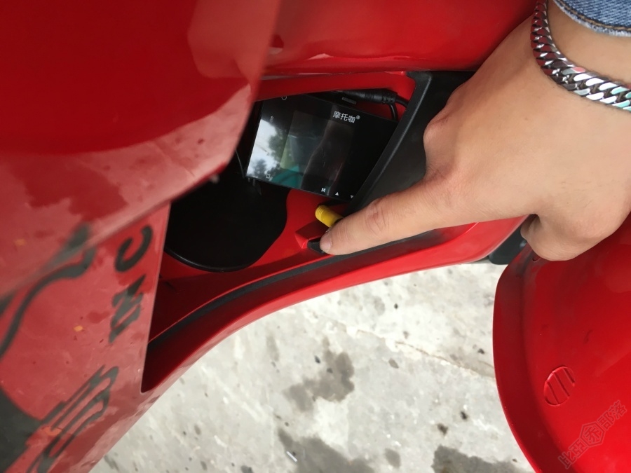 vespa装hfk行车记录仪,vespa摩托车gps装哪