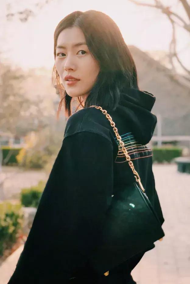 刘雯今年最流行的包,刘雯同款包时尚潮流大牌大容量