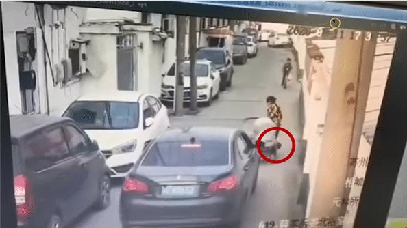 婴儿车婴儿在里面摔了有事吗,婴儿车倾倒怎么判断婴儿是否受伤