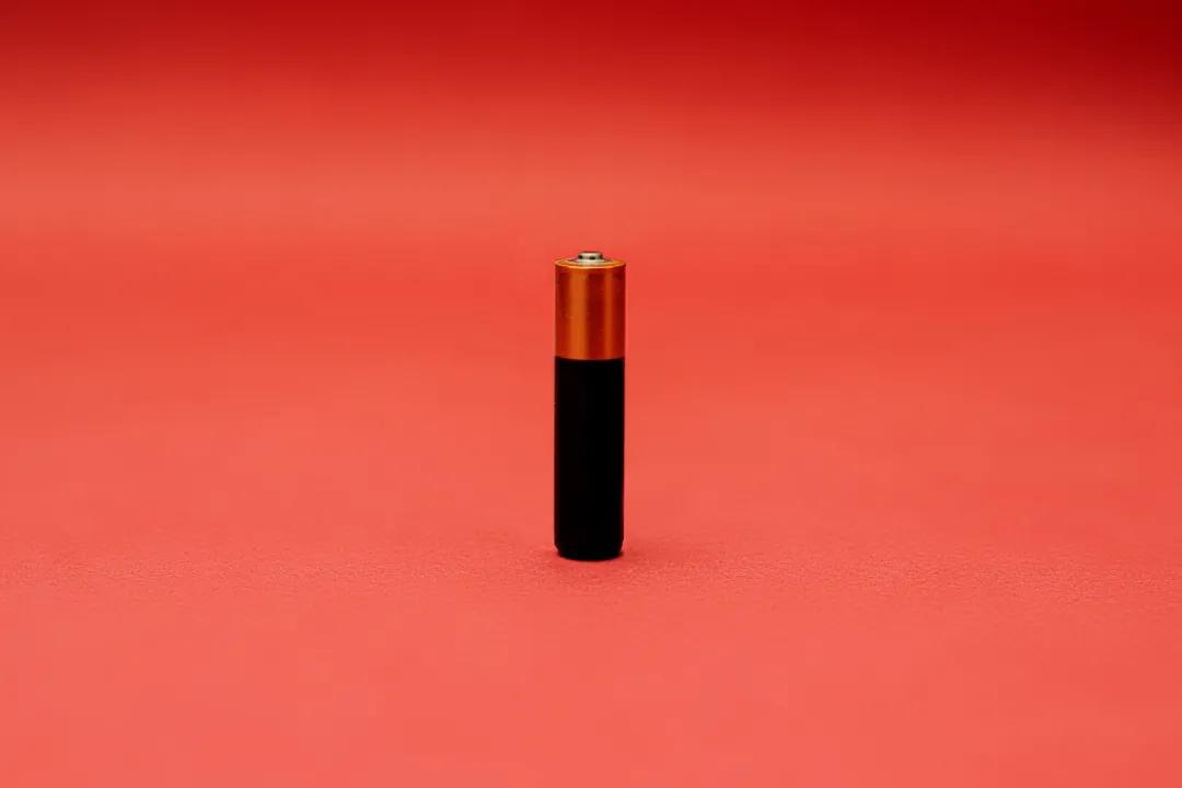 5号电池可以直接扔垃圾桶吗,电池能直接扔到垃圾桶里吗