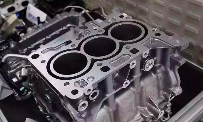 入局中级轿车之战，动态可变缸技术让福克斯“一招”致胜