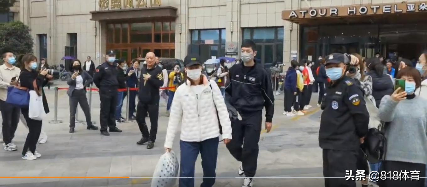 国乒队樊振东乒乓球包,国乒出征沙特樊振东