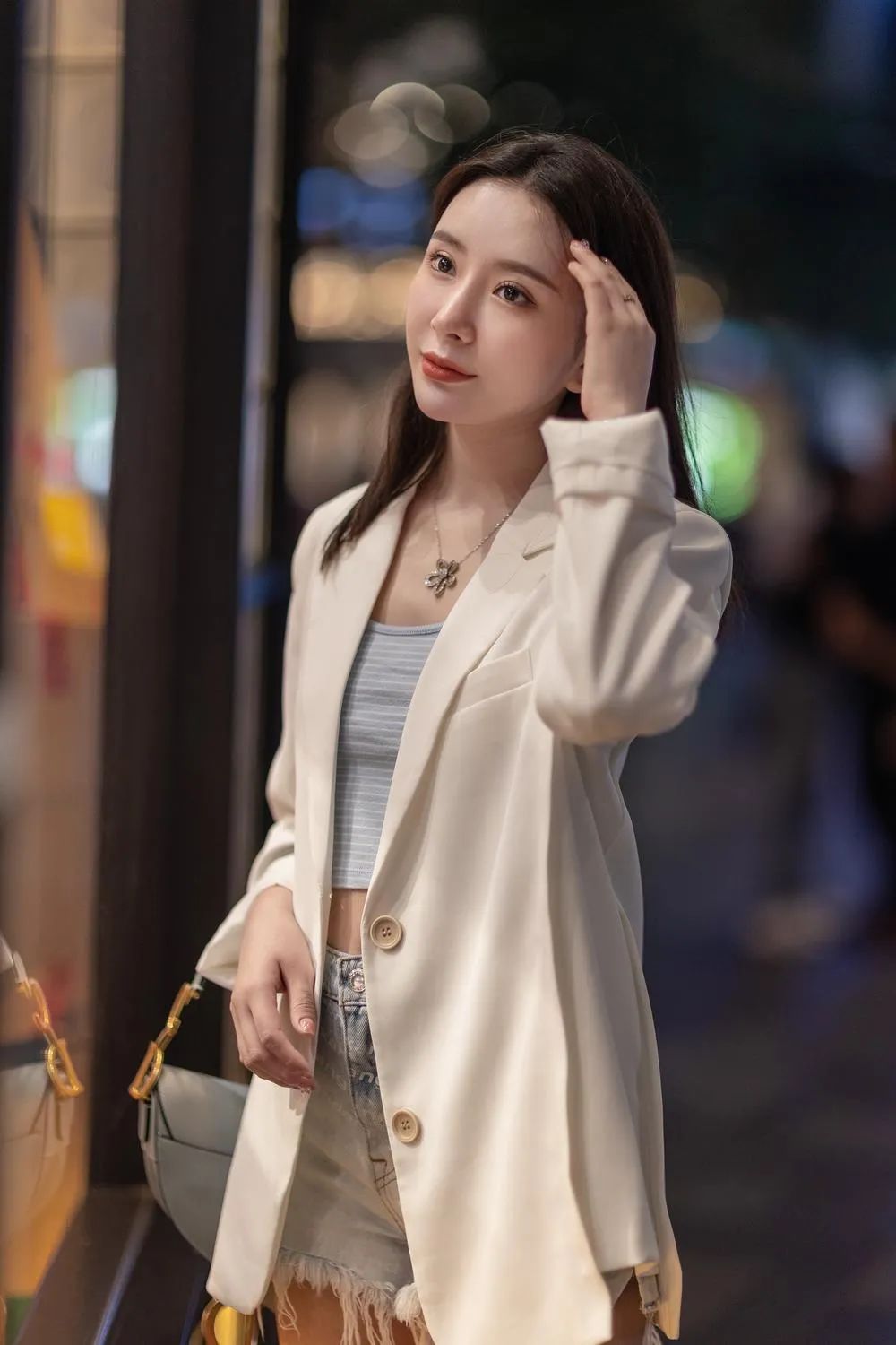 裙裾飞扬完整句子,裙裾飞扬下半句