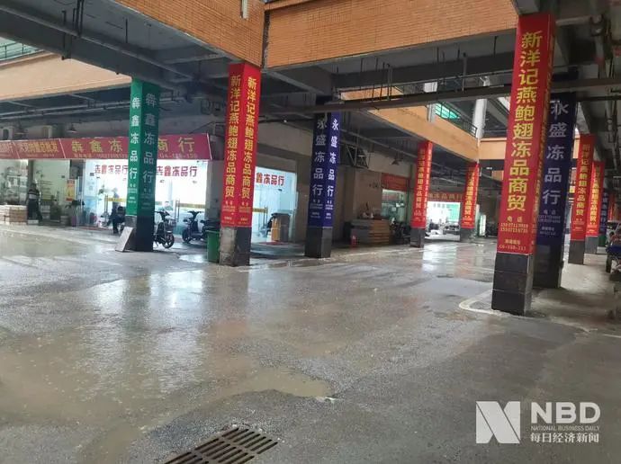 扇贝臭了、小龙虾死了、三文鱼没了！记者调查：疫情下的海鲜市场，发现了什么？