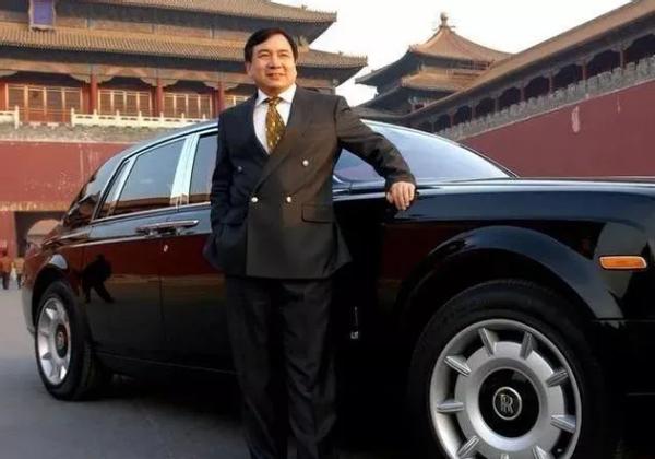 第一个买法拉利的男人，蹲过板房，但一生低调捐款6.3个亿