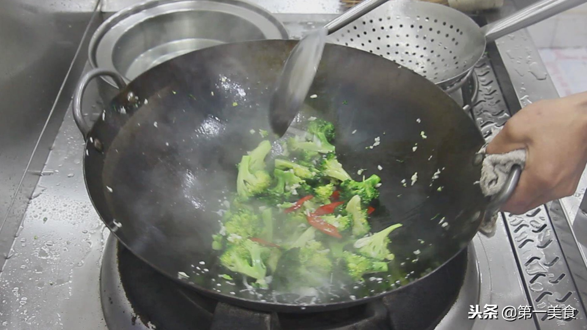 饭店凉拌西兰花,饭店里的凉拌西兰花