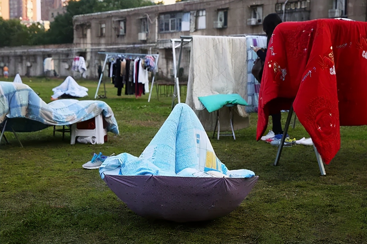 盘点大学生晒被子的搞笑瞬间,大学生花式集体晒被子