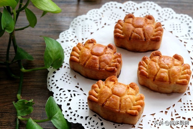 月饼家常做法不用转化糖浆,月饼好看又好吃做法