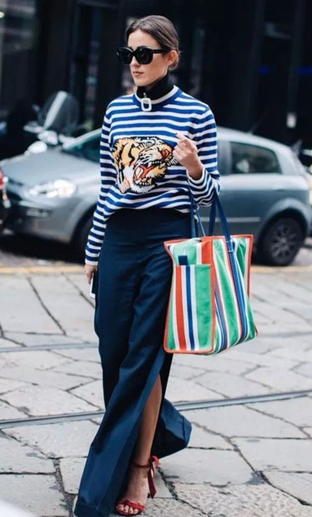 条纹怎么搭才不土气？建议这几种“下装”，青春减龄又洋气