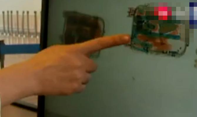 女子身戴24斤黄金被海关查获,女子把两斤黄金藏体内