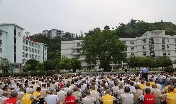 关在看守所如果家人不给钱会怎样,如果关进监狱该怎么办