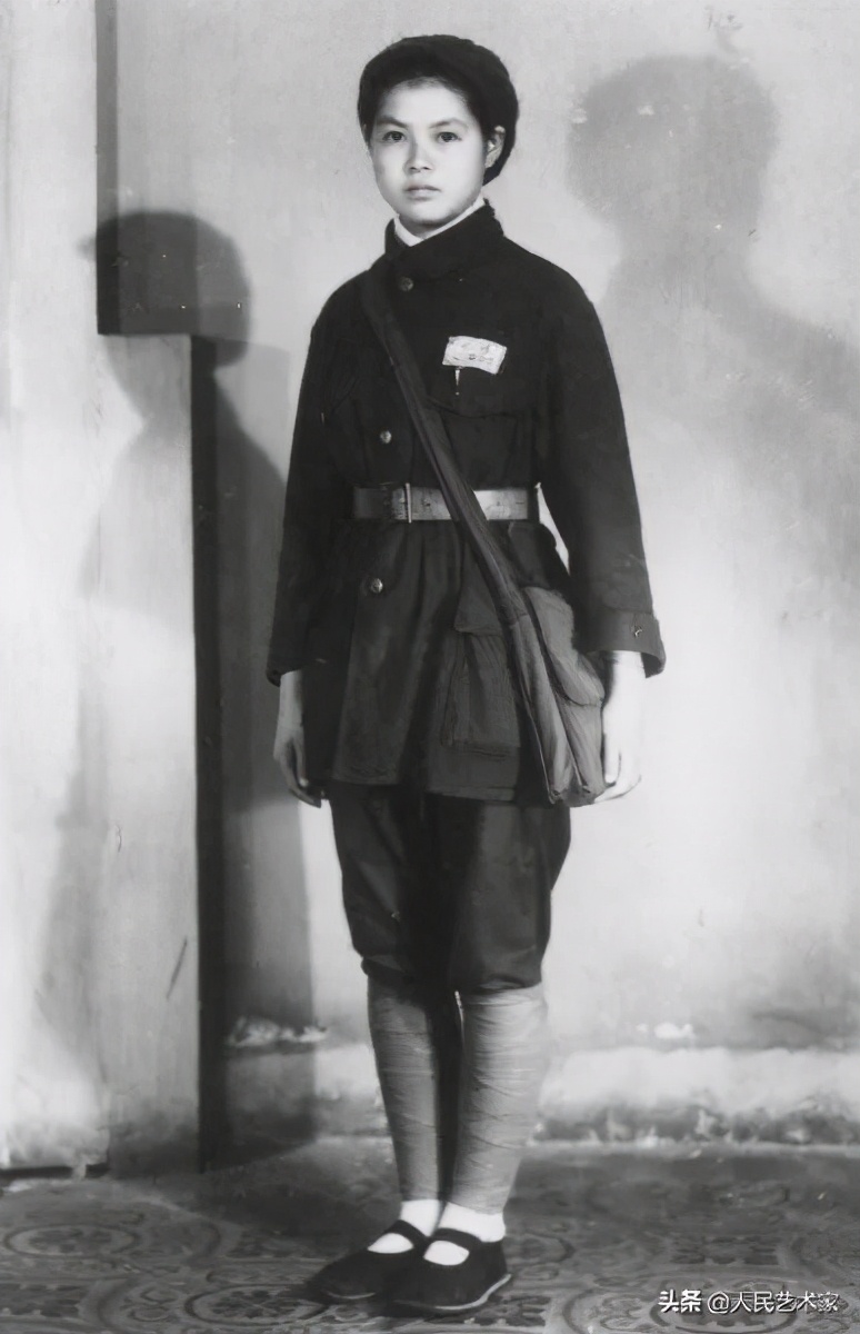 她是中国第一位电视播音员，师从开国大典播音员，发掘赵忠祥，指导敬一丹，是白岩松心中让央视变柔软的存在