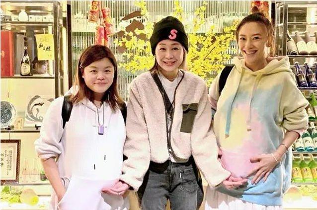 应采儿穿黑裙戴墨镜超霸气,应采儿产后首露面晒自拍