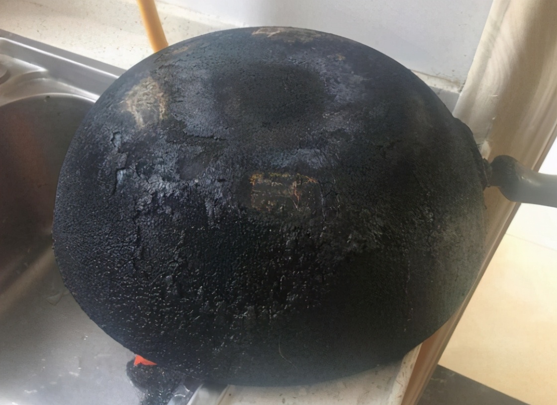 清洁铁锅锅底黑垢方式,清洗四孔锅具黑垢小妙招