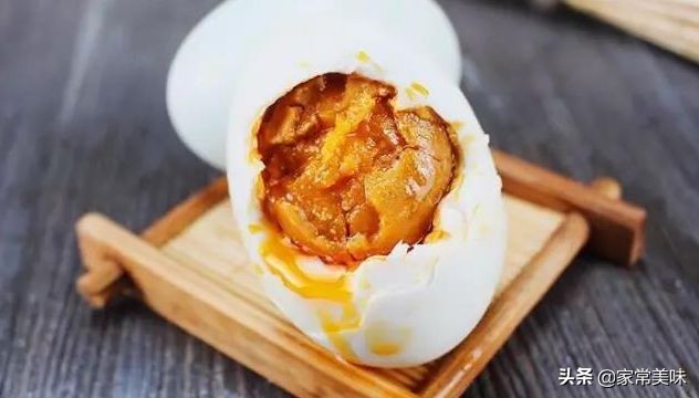 腌咸鸭蛋的2种方法简单快速,腌制咸鸭蛋只需简单三步个个流油