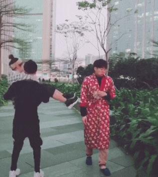 “如果这群女混混*攻围**我,我会舌战群儒!”你会怎样脱困?