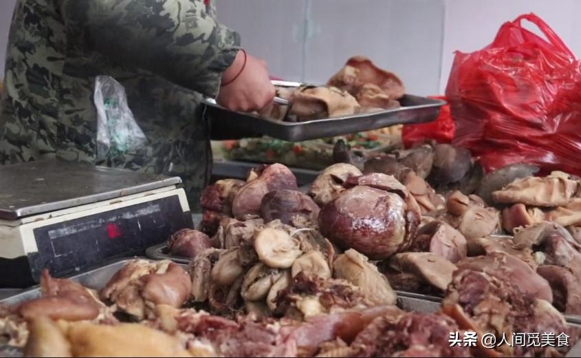 河南小镇卖卤肉,河南乡镇卤肉店2米大锅不停卤