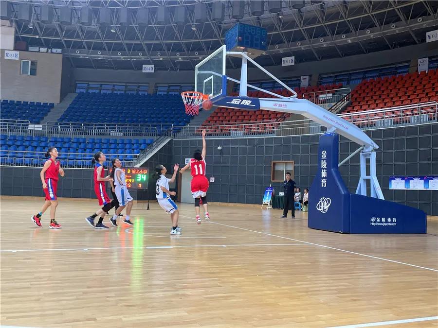 恭喜实验小学足球队喜获冠军,热烈庆祝我校足球比赛获得冠军