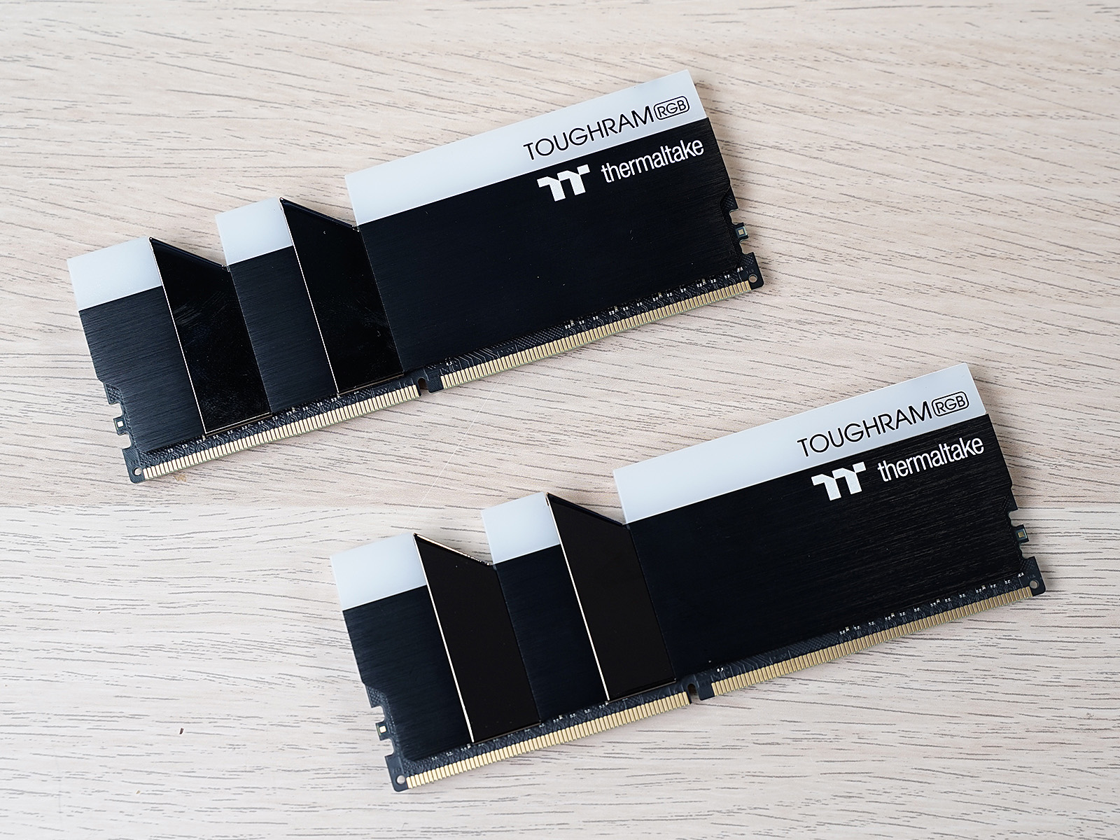 秀桌面：送老婆RGB全家桶PC，钱都花在光效上的感觉真棒