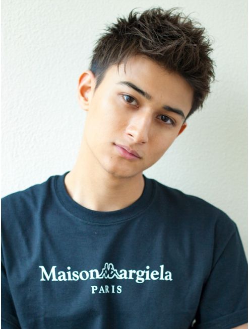 男生发质细软扁塌油腻自然卷发型,男生卷发造型中长发圆脸