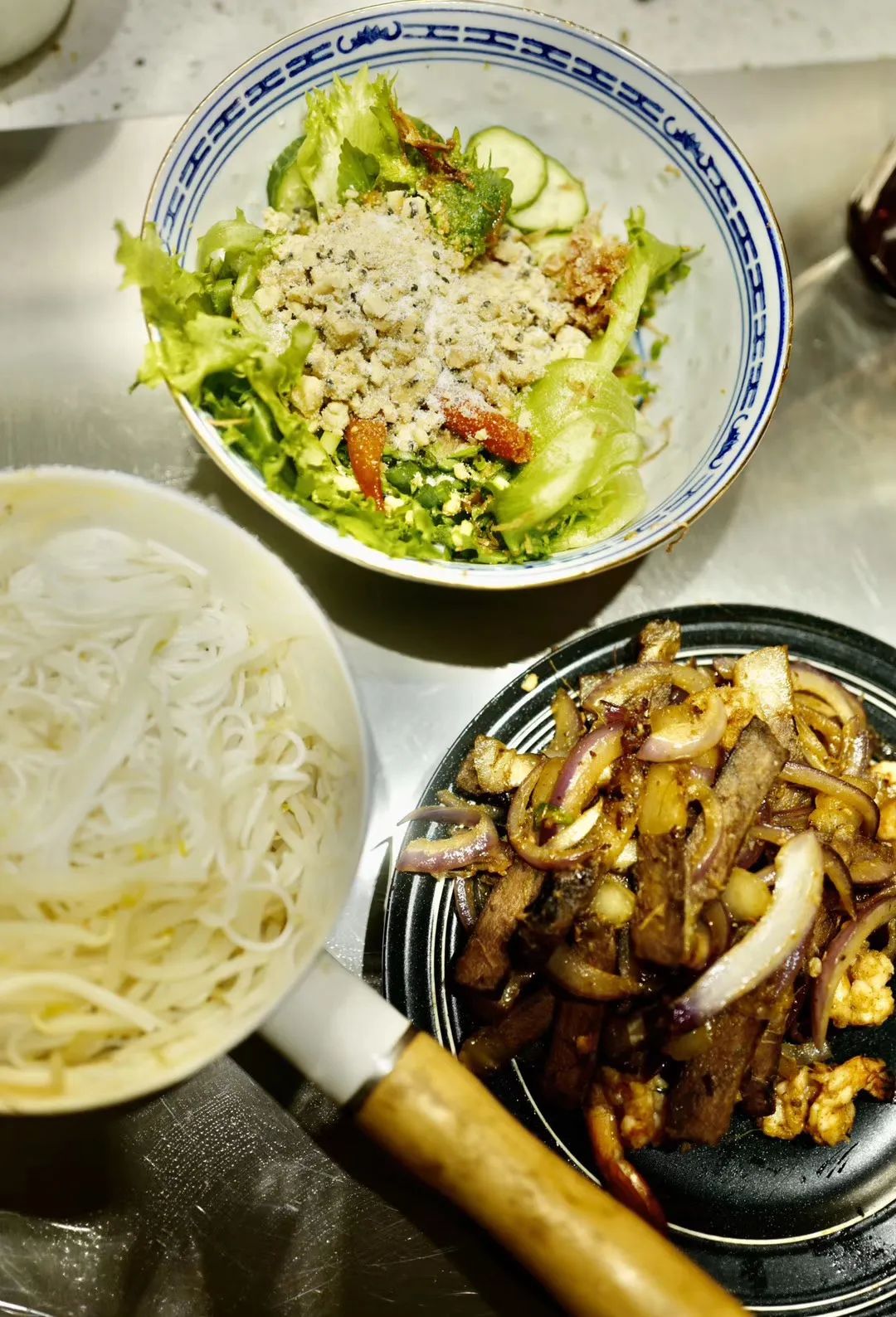 万人定闹钟早起云约早饭，为了去世界各地摆摊卖小吃做准备