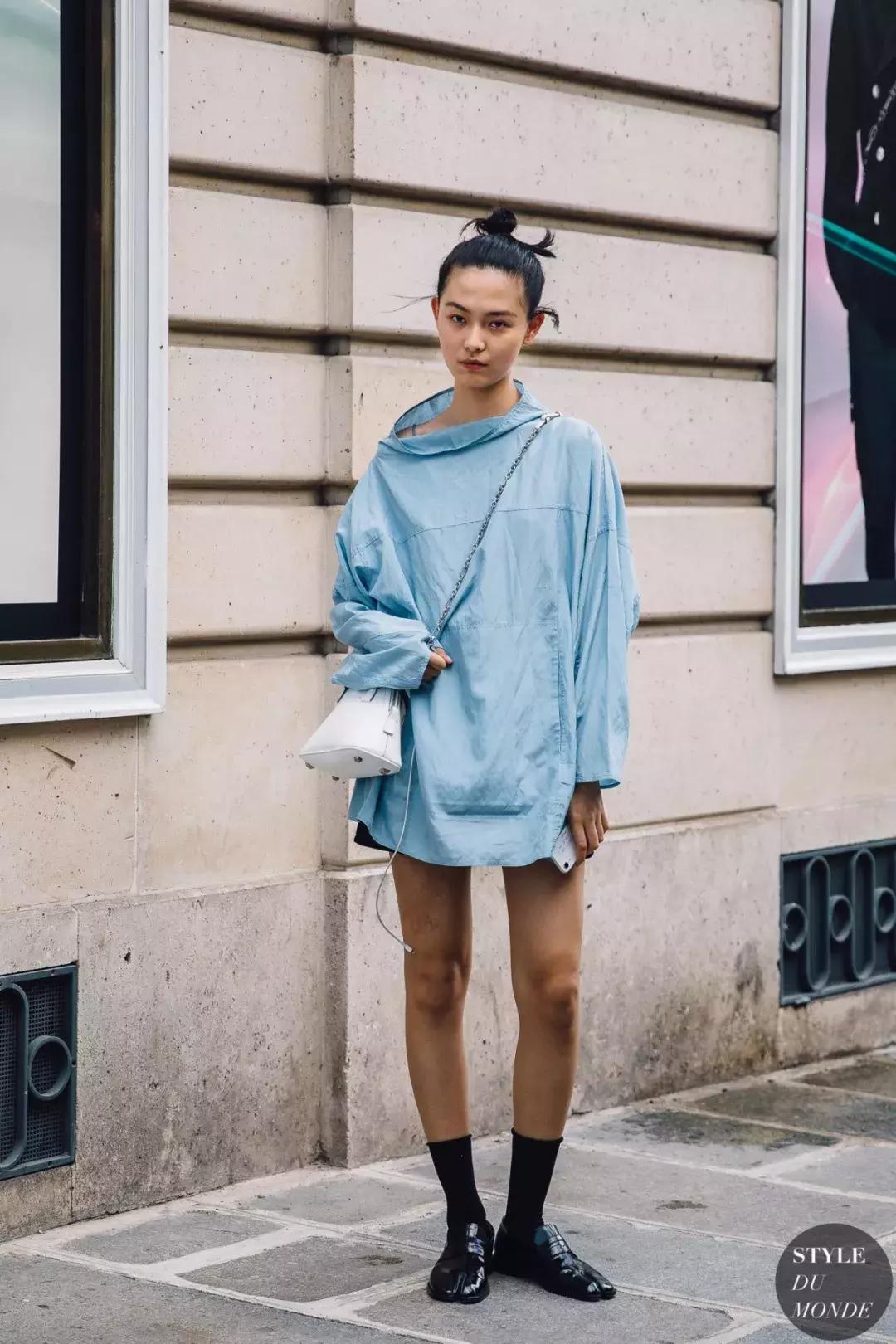 别再露脚踝了今年露袜才是王道,今年流行的露袜穿搭你知道吗