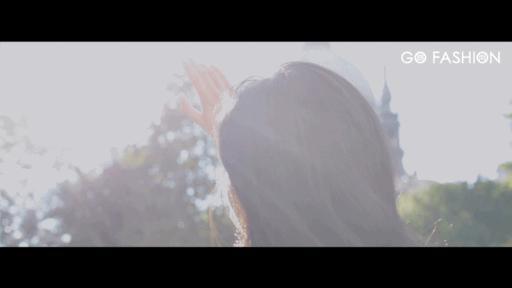 张予曦戴金丝框眼镜,张予曦银色服装