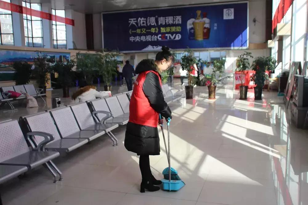 白银：爱心志愿者成为汽车站春运一道最亮风景线